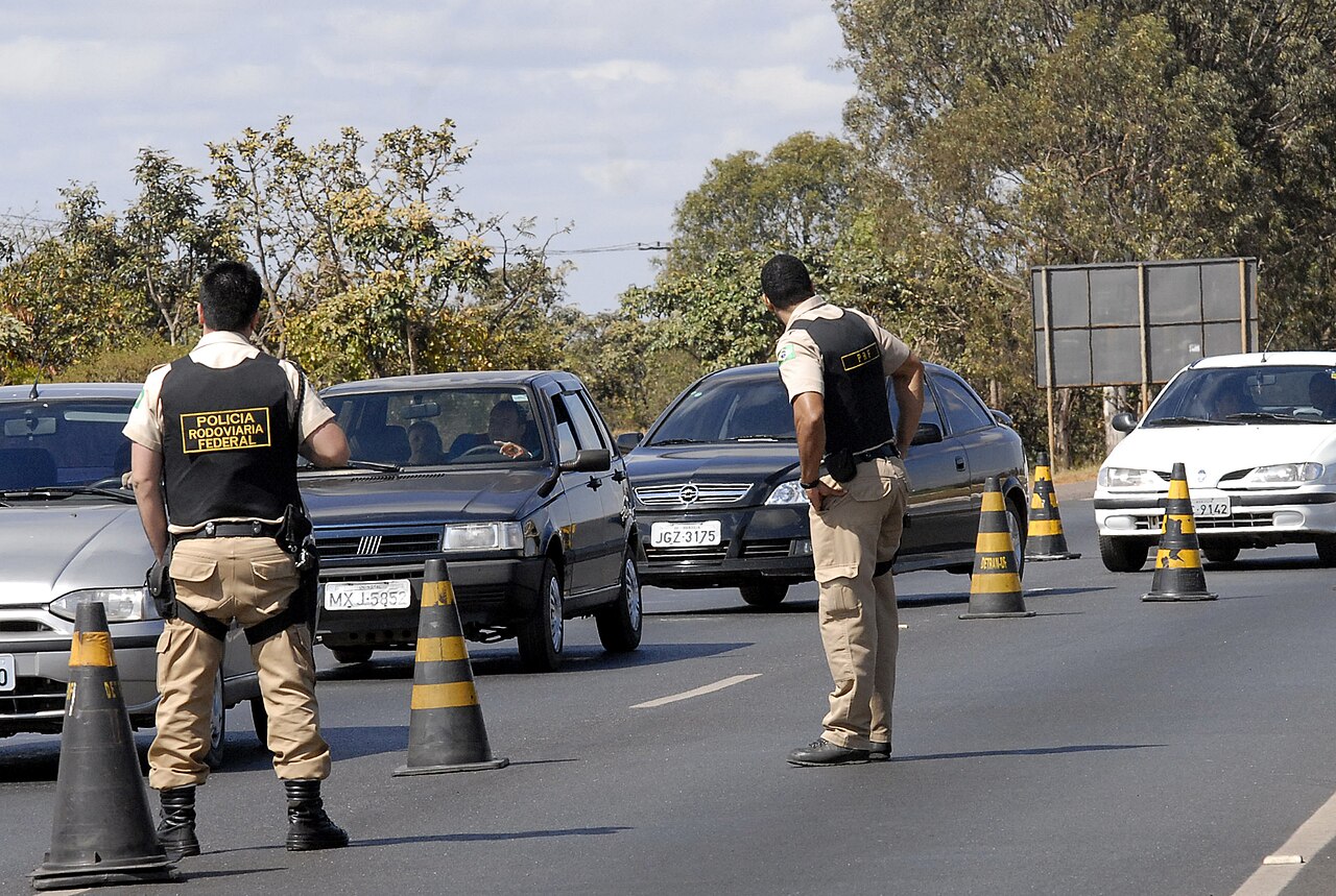 Operação integrada reforça policiamento e apreende armas e entorpecentes na região