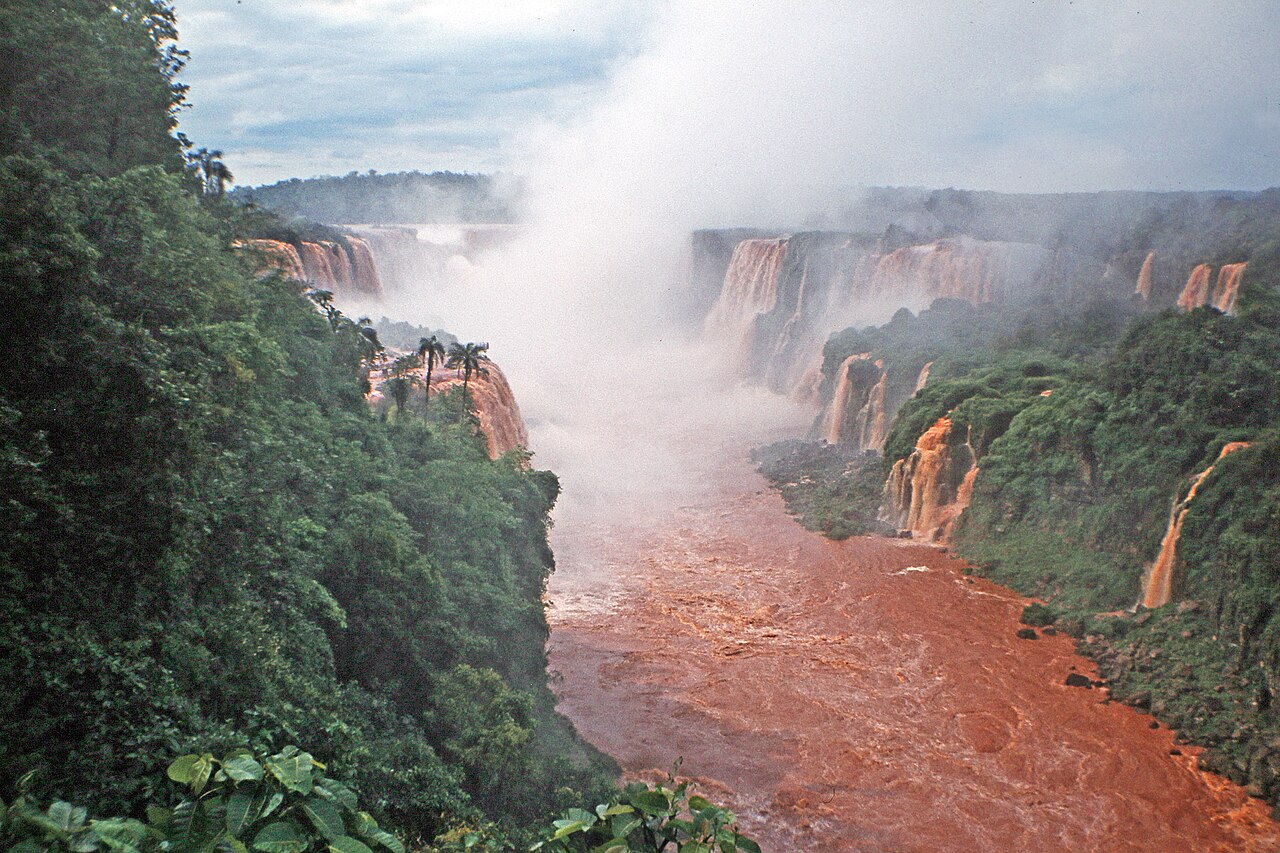 Cataratas do Iguaçu bate recorde com 168 mil turistas em março