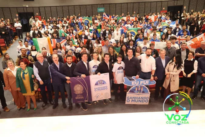 'Ganhando o Mundo': Ratinho recebe 300 intercambistas em Maringá e anuncia mil alunos no exterior em 2027