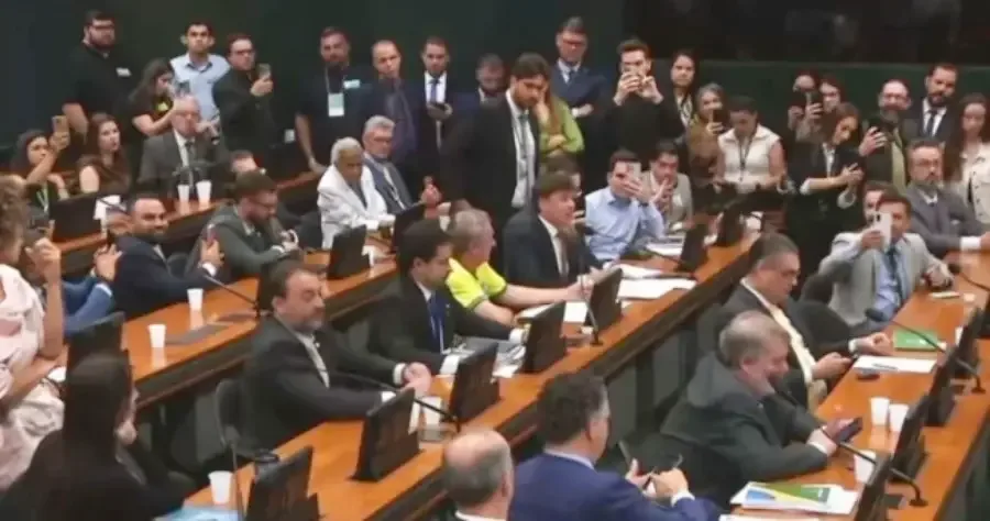 Redução da maioridade penal é aprovada na CCJ e esquerda "surta" (veja o vídeo)