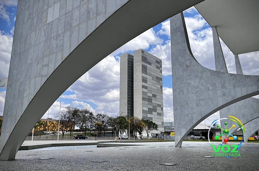 Lula sanciona planos de carreira do Legislativo, mas veta pontos polêmicos