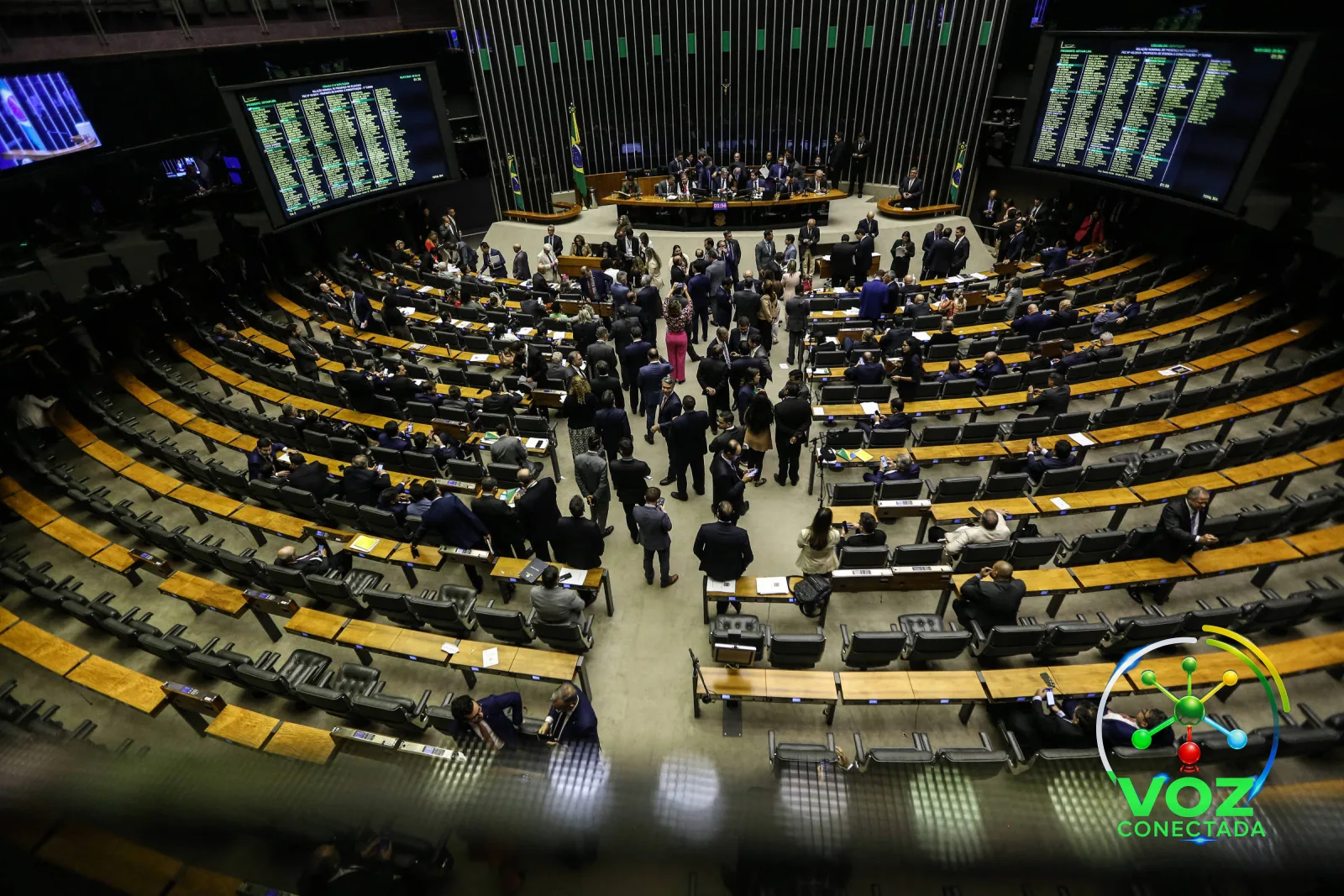 Câmara aprova lei para obrigar transição de governo com punição por sonegação de dados