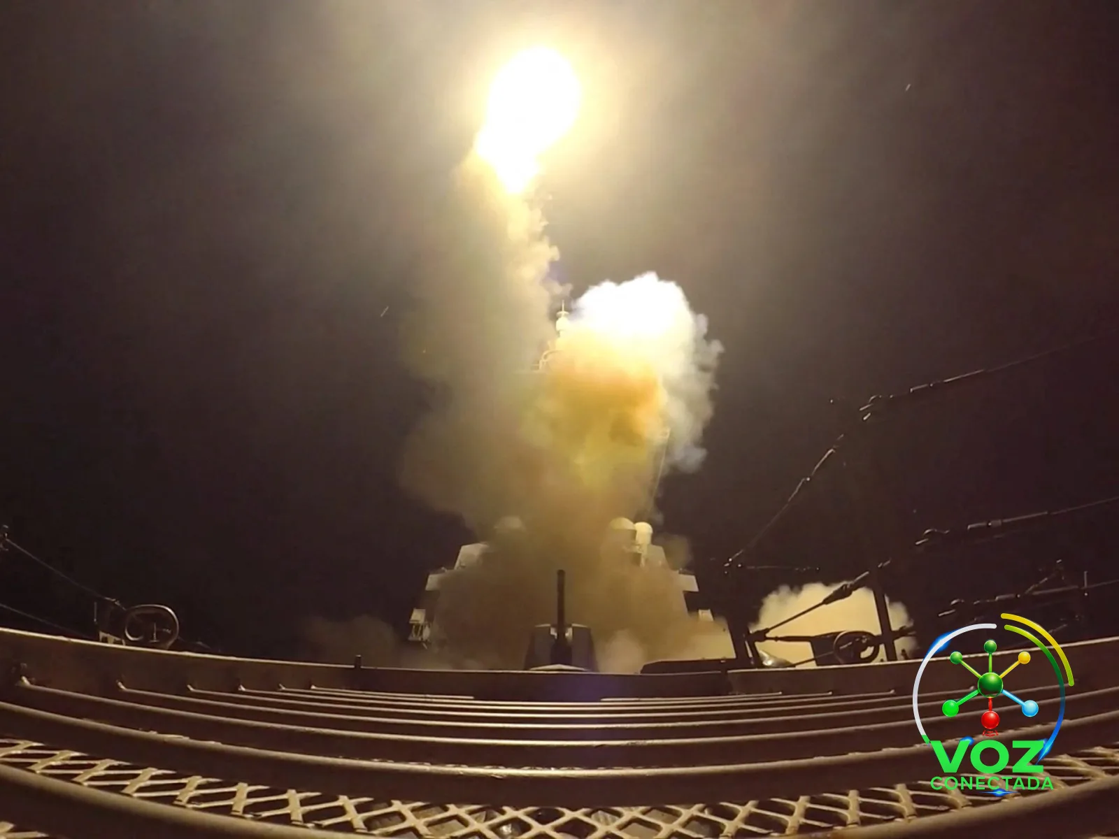 EUA bombardeiam o Irã pela terceira noite e Trump restabelece bloqueio ao Estreito de Ormuz com pedágio de 20%