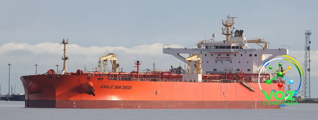 Preços de petróleo atingem máxima de um mês com ataques EUA-Irã reduzindo perspectivas do Estreito de Ormuz