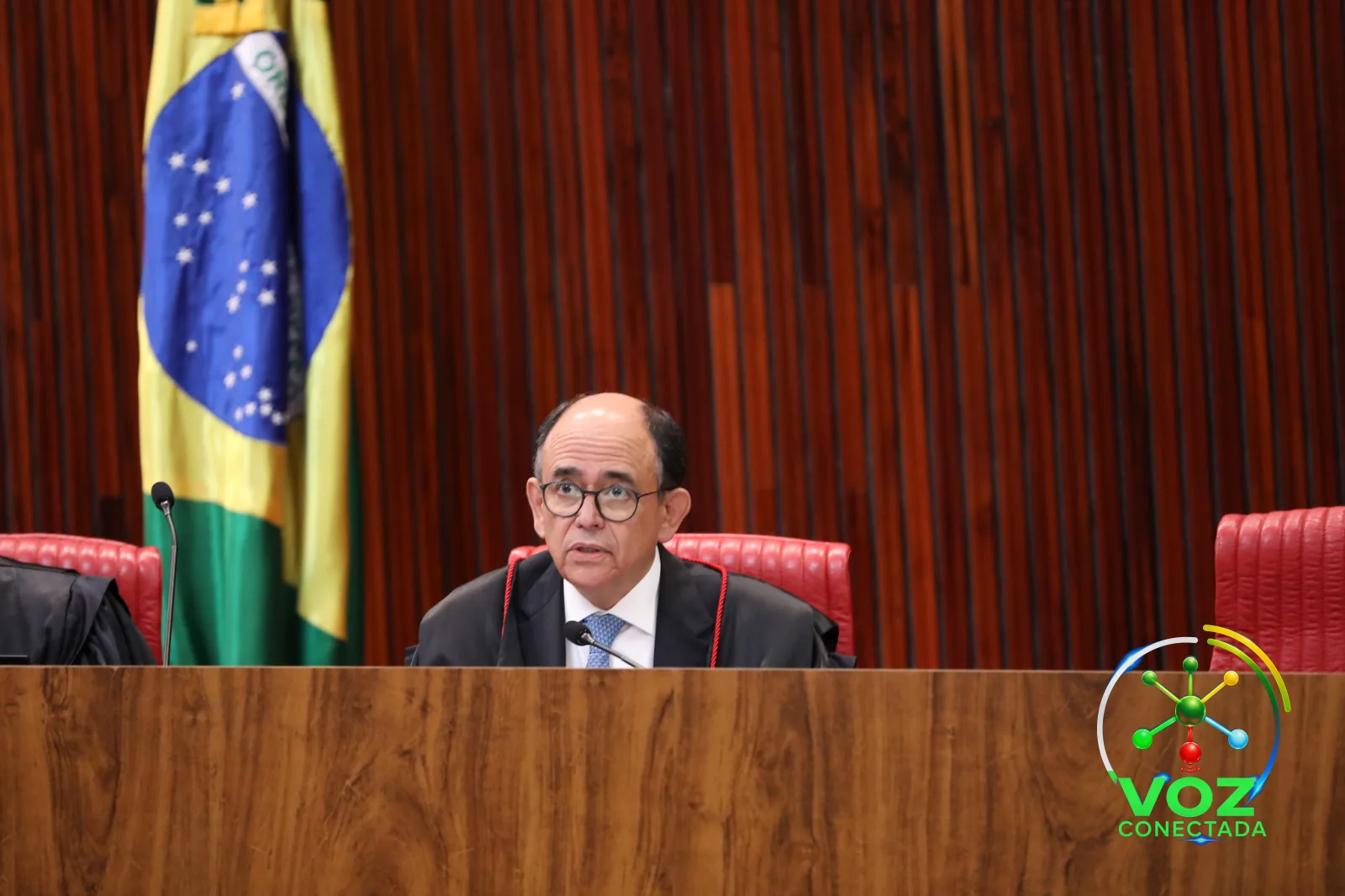 TSE mantém mandato de deputado e adia decisão sobre inelegibilidade à espera do STF