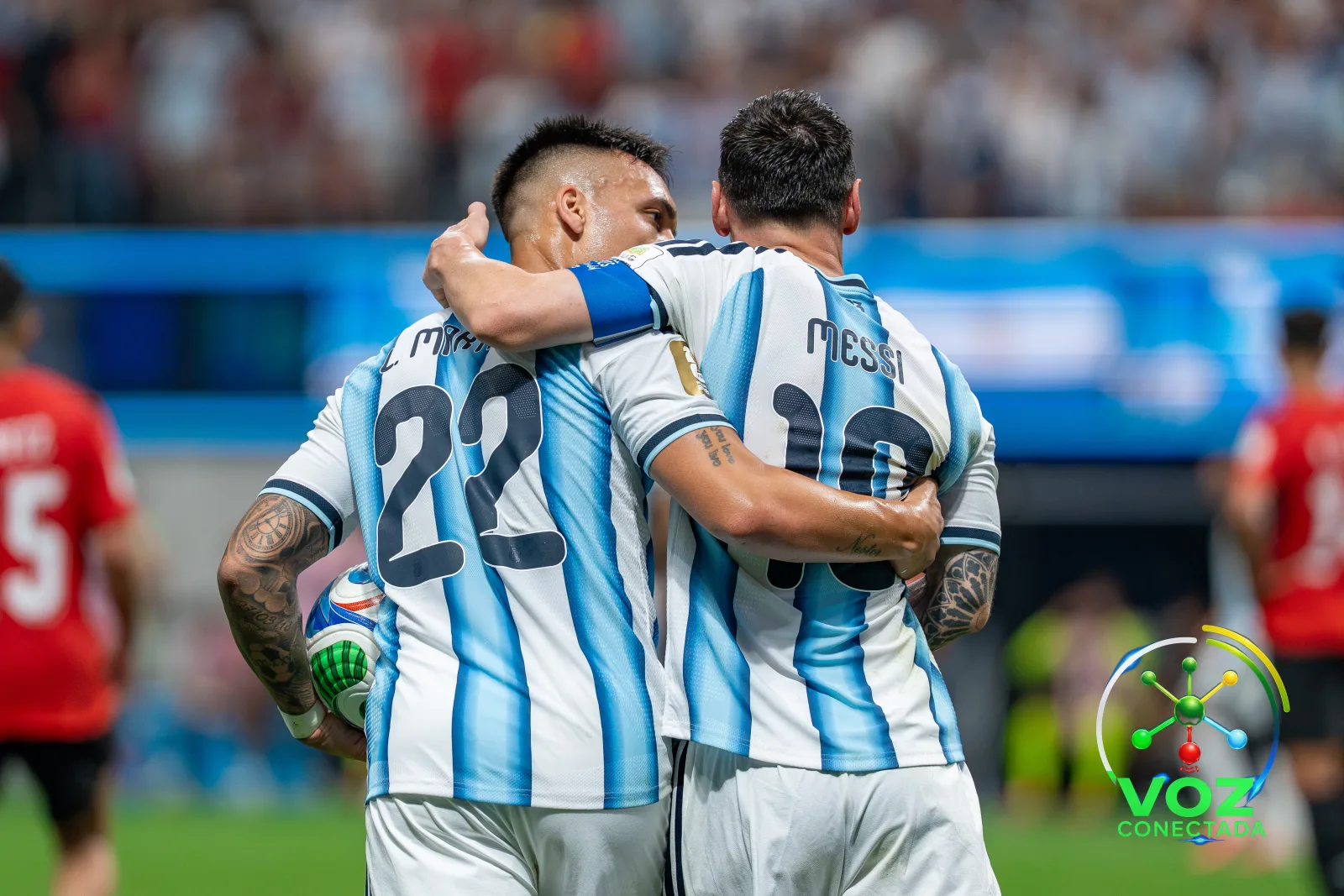 Argentina vira sobre a Inglaterra nos acréscimos, vence por 2 a 1 e vai à final contra a Espanha