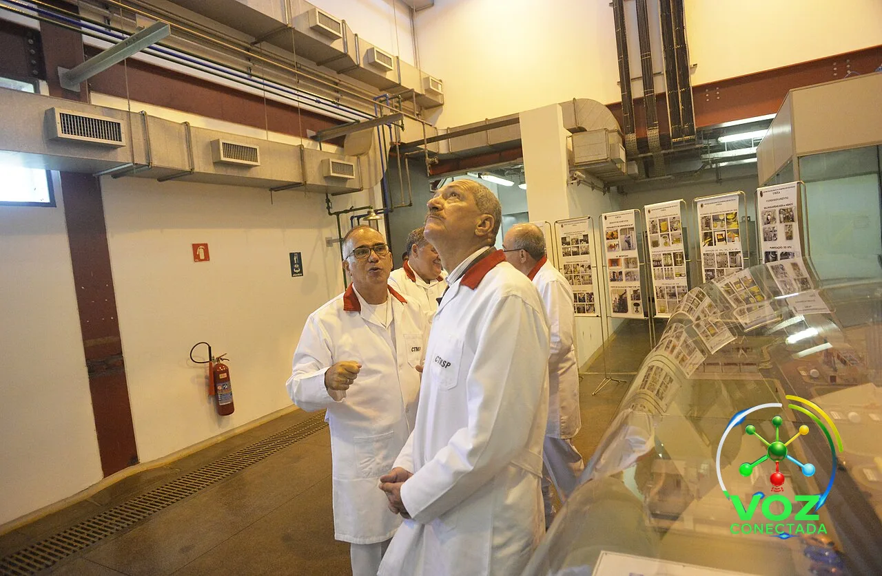 Em Aramar, Lula promete dinheiro para o submarino nuclear às vésperas da campanha