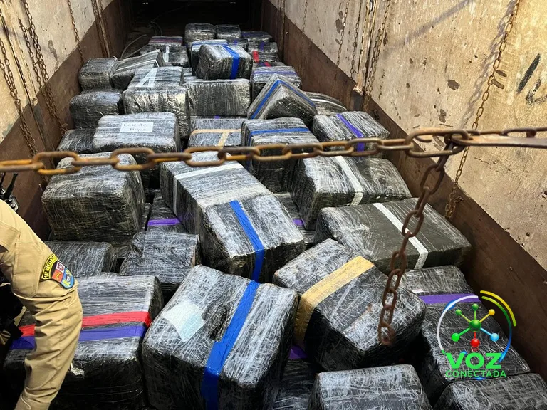 PF e PM apreendem 760 quilos de maconha e carro furtado às margens do Lago de Itaipu, em Santa Helena