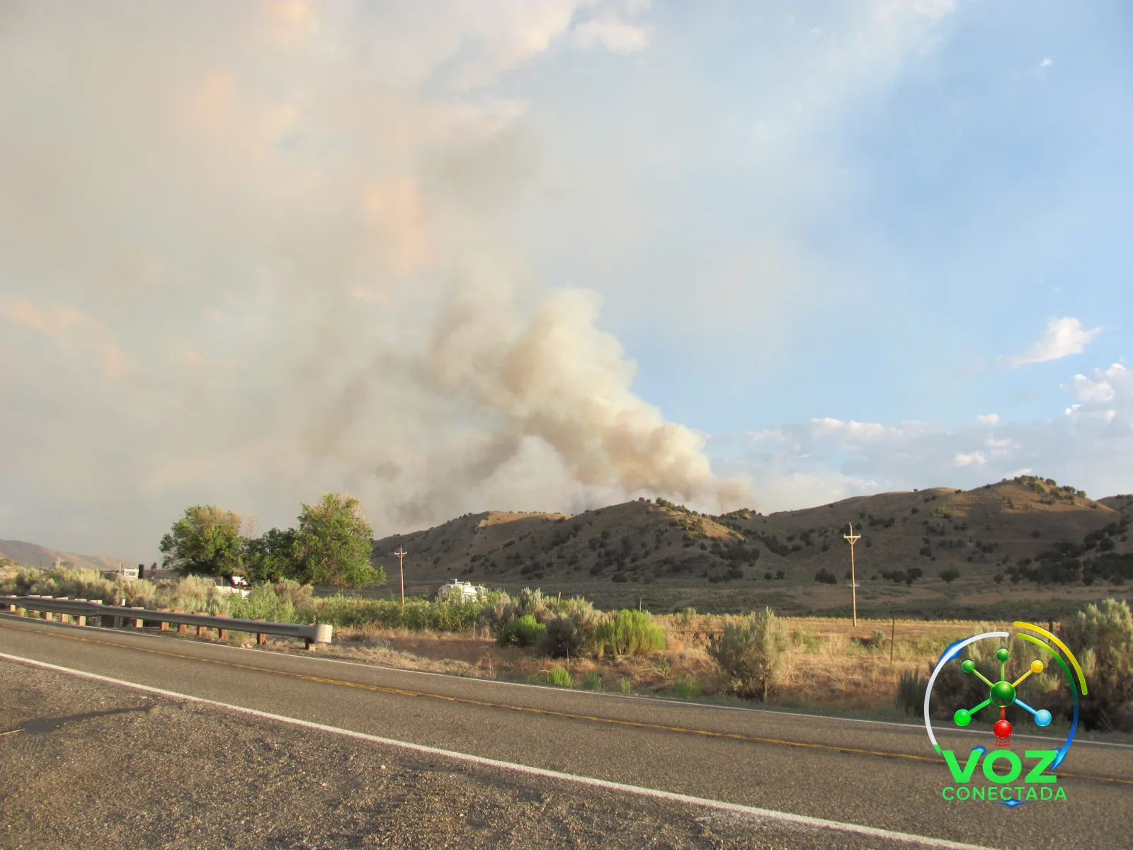 Coluna de fumaça de incêndio florestal em Nevada