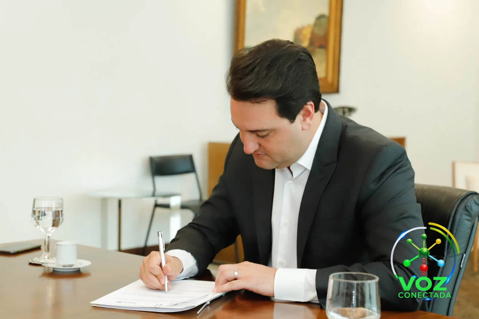 Ratinho Junior assina decreto que define regras da transição de governo; equipe de Moro terá até 10 integrantes