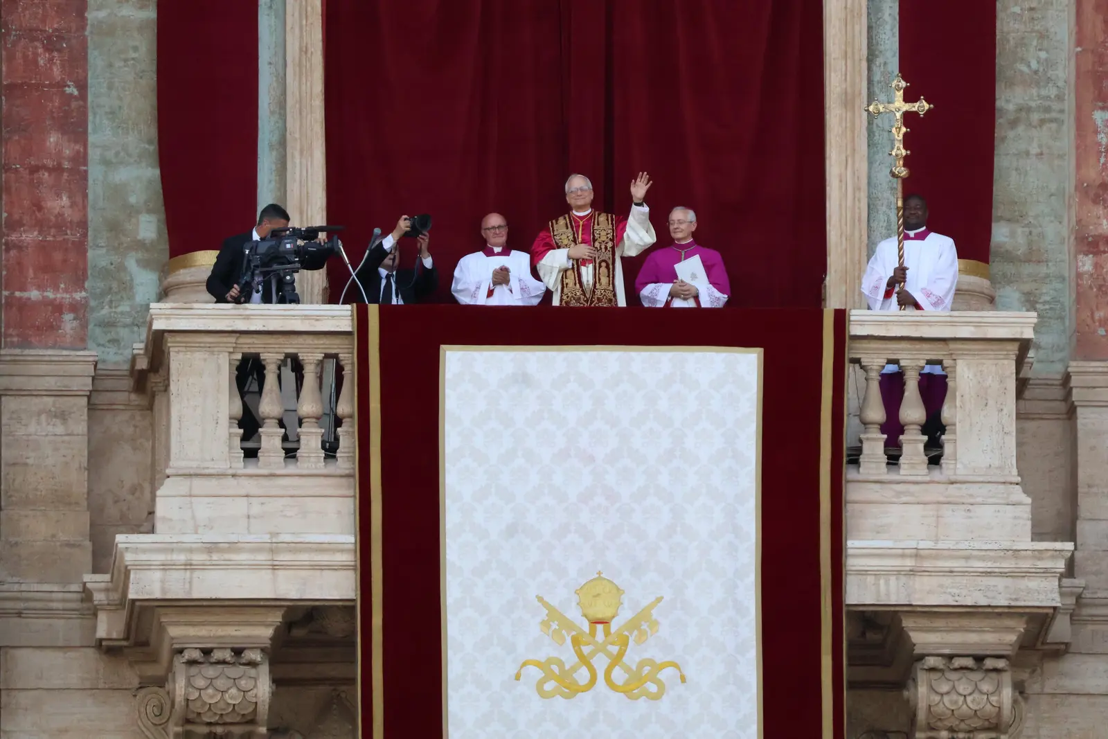 Papa Leão XIV reaparece no Vaticano um dia após deixar o hospital