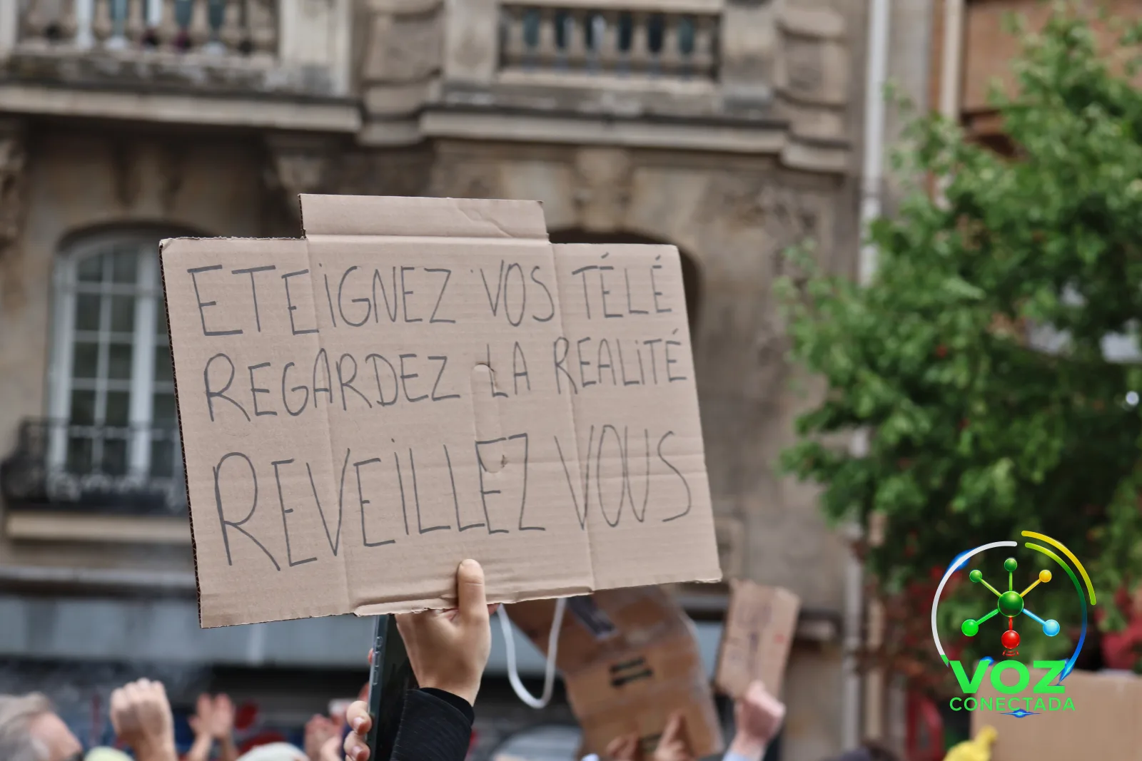 França tem novo dia de protestos com 410 mil nas ruas e quase mil detidos