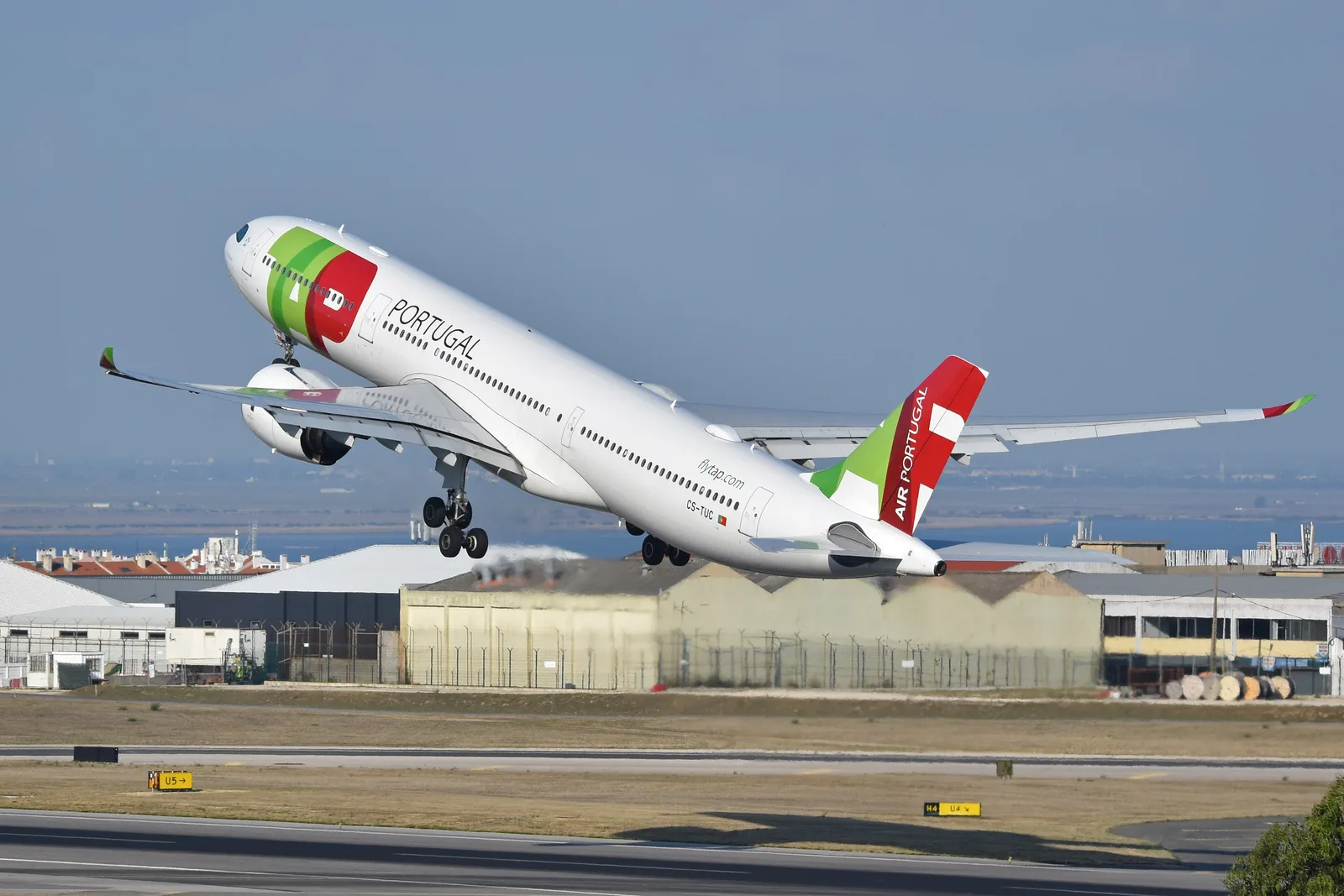 Governo de Portugal escolhe Lufthansa para comprar até 49,9% da TAP por 1,2 bilhão de euros