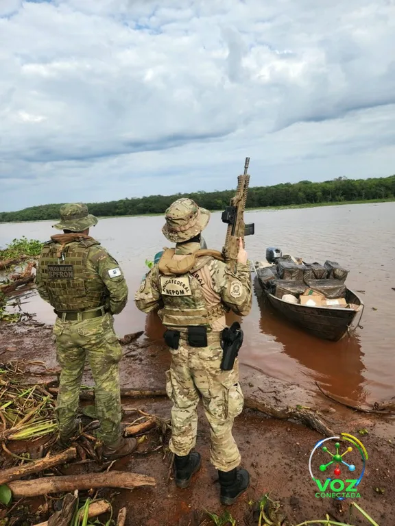 PF e PM do Paraná apreendem barco abandonado com cigarros paraguaios e agrotóxicos em Guaíra